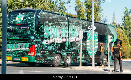 Flughafen Lissabon, Portugal - Okt 3, 2018: Team-Bus von Sporting Lissabon Portugal, eines der beliebtesten Fußball-Teams Stockfoto