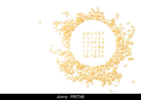 Alphabet aus makkaroni Buchstaben auf weißem Hintergrund mit Freistellungspfad isoliert. Stockfoto