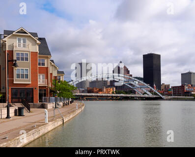 Mais Hill Landung und der Innenstadt von Rochester aus den Genesee River Stockfoto