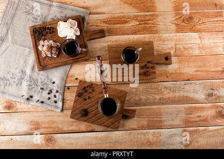 Hot türkischen Kaffee Topf auf Holztisch. Aroma trinken Trinken. Kaffee Komposition. Ansicht von oben. Stockfoto