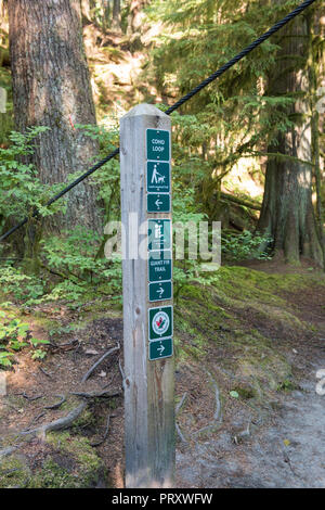 Capilano River Regional Park hölzernen Pfosten Wegweiser, North Vancouver, British Columbia. Stockfoto