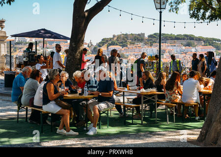 Lissabon, Portugal - Okt 3, 2018: Touristen genießen Sie Speisen und Getränke mit Blick auf den Panoramablick auf das Zentrum von Lissabon Stockfoto