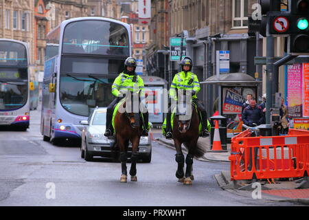 Montiert Offiziere auf Polizei Pferde in Leeds City Centre Stockfoto