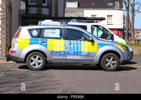 Fahrzeuge der Polizei außerhalb Filey Polizeistation, North Yorkshire geparkt. Stockfoto