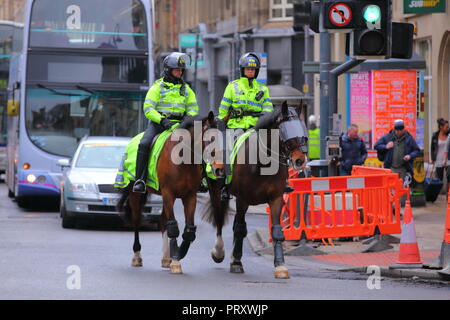 Montiert Offiziere auf Polizei Pferde in Leeds City Centre Stockfoto