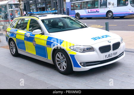 Ein bmw Polizei Auto außerhalb Trinity Shopping Center im Zentrum der Stadt Leeds, West Yorkshire Stockfoto