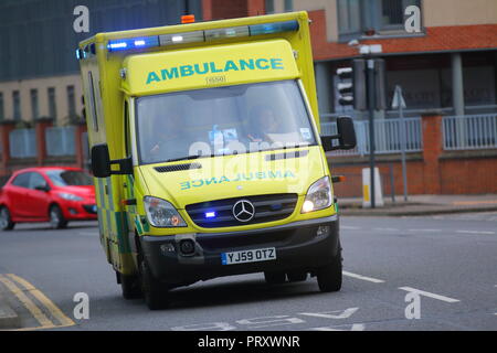 NHS Rettungswagen Reaktion auf einen Vorfall Stockfoto