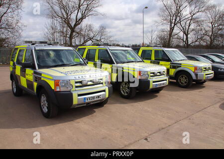 Highways Agency Verkehr Offiziere Fahrzeuge in einem zusammengesetzten bei Perry Barr, Birmingham geparkt Stockfoto