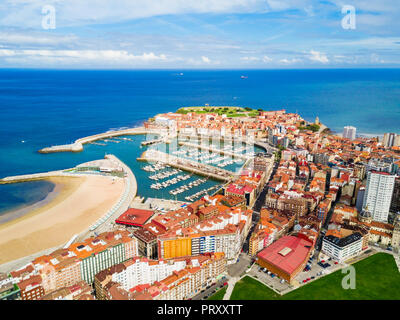 Gijon marina Antenne Panoramablick. Gijon ist die größte Stadt in Asturien in Spanien. Stockfoto