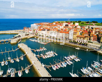 Gijon marina Antenne Panoramablick. Gijon ist die größte Stadt in Asturien in Spanien. Stockfoto