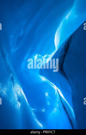 Suche gerade nach oben durch eine Gletscherspalte zu einem Fin von Eis ragen aus der Wand eines schmalen Canyon. Die Schlucht wurde durch Schmelzwasser in das Eis schneiden Stockfoto