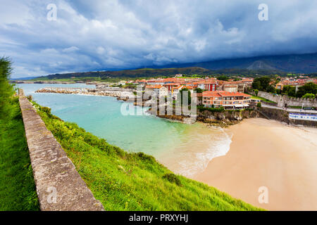 Llanes Strand Luftaufnahme. Llanes ist eine Gemeinde der Provinz Asturien im Norden Spaniens. Stockfoto