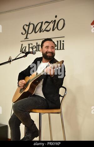 Federico Zampaglione gesehen Live bei seinem neuen Album Fino a qui Launch bei LaFeltrinelli. Ein italienischer Sänger, Songwriter, Federico Zampaglione ein frontmann von Tiromancino. Stockfoto