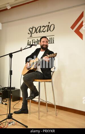 Federico Zampaglione gesehen Live bei seinem neuen Album Fino a qui Launch bei LaFeltrinelli. Ein italienischer Sänger, Songwriter, Federico Zampaglione ein frontmann von Tiromancino. Stockfoto