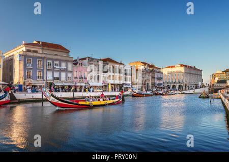 Aveiro, Portugal. Juli 28, 2018. Den zentralen Kanal in Aveiro, mit traditionellen Boot, Moliceiro, Touristen, die die Stadt der Kanäle zu transportieren. Mehrere mo Stockfoto