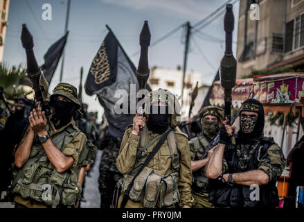 Offiziere sind ständigen Holding Waffen während des März. Mitglieder der Palästinensischen Al-Quds-Brigaden, der militärische Flügel der Islamischen Dschihad Gruppe März in den Straßen von Gaza Stadt mit ihren Waffen Loyalität für den Iranischen zu zeigen - unterstützte palästinensische Bewegung des neu gewählten Führer Ziad al-Nakhalah. Stockfoto