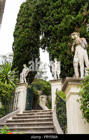 Achilleion Palast, Korfu, Griechenland - 24 August, 2018: Die klassischen Statuen im Achillion Palace auf der Insel Korfu. Stockfoto