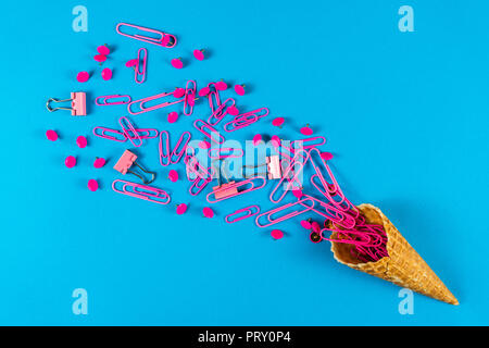 Kreative Sommer Layout aus Eistüten, Waffeln, Rosa bulldog Clips, Büroklammern, push Pins auf hellen blauen Hintergrund. Minimalen Begriff Stockfoto