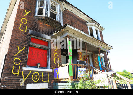 Das Heidelberger Projekt, einen Outdoor kunst Umwelt in der Mc Dougall-Hunt städtischen Nachbarschaft auf der East Side von Detroit, erstellt von artist Tyree Guyton. Stockfoto