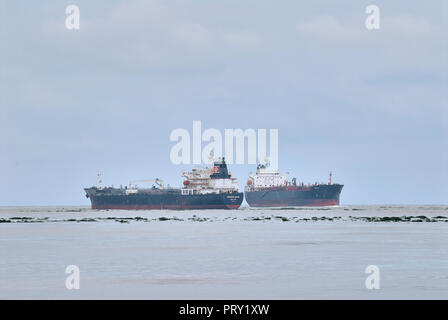 COATZACOALCOS, VER/MEXIKO - Sept 28, 2018: "Schiff fährt Aegean Wave' und 'Tampico' Öltanker an den Pajaritos Logistics Terminal Stockfoto