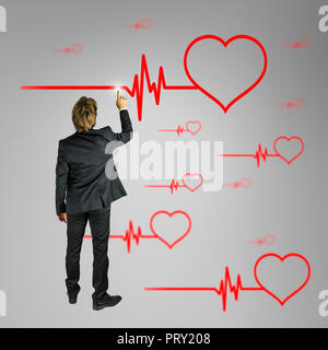 Männliche Kardiologe Auswahl Herzform schlagen Elektrokardiogramm auf virtuellen Bildschirm. Stockfoto