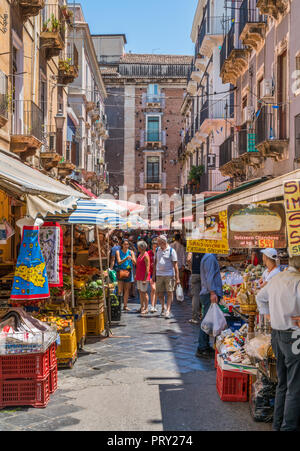 Die bunte und lebendige Markt von Catania an einem Sommermorgen, in Sizilien, Süditalien. Stockfoto