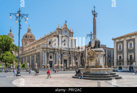 Die Piazza del Duomo in Catania an einem Sommermorgen, mit Dom der Hl. Agatha und der Elefantenbrunnen. Sizilien, Süditalien. Stockfoto