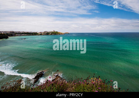 Mit Blick auf die kornischen Küste bei Tolcarne Beach, Newquay, England Großbritannien Stockfoto