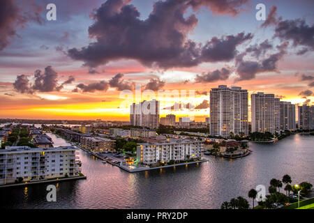 Dramatischer Sonnenuntergang in Miami Florida mit einem Hauch von Wärme und magenta Stockfoto