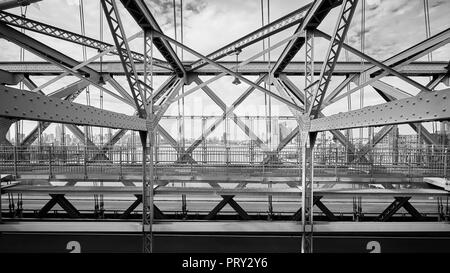 Schwarz-weiß Bild von der Williamsburg Bridge, Manhattan mit Brooklyn, New York, USA. Stockfoto