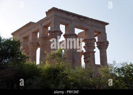 Die Trajan Kiosk, ein hypaethral Tempel von Philae, der von der UNESCO in den 60er Jahren auf der Insel Agilkia, Assuan, Ägypten verlegt. Stockfoto