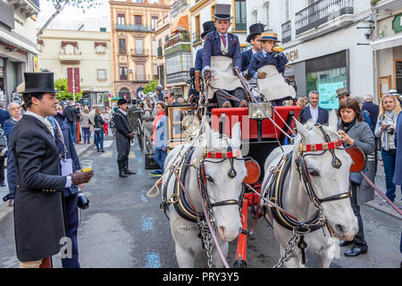 Sevilla, Spanien - 15 April, 2018: Pony Kutsche, getrieben durch Kinder in Sevilla April Messe (Feria de Abril de Sevilla) Stockfoto