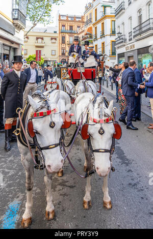 Sevilla, Spanien - 15 April, 2018: Pony Kutsche, getrieben durch Kinder in Sevilla April Messe (Feria de Abril de Sevilla) Stockfoto