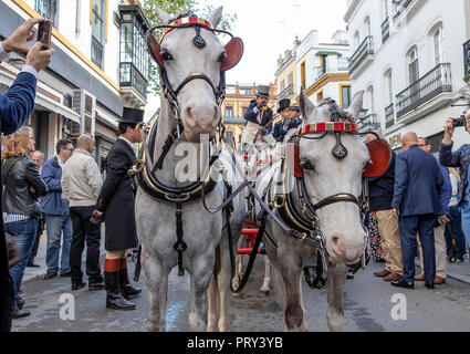 Sevilla, Spanien - 15 April, 2018: Pony Kutsche, getrieben durch Kinder in Sevilla April Messe (Feria de Abril de Sevilla) Stockfoto