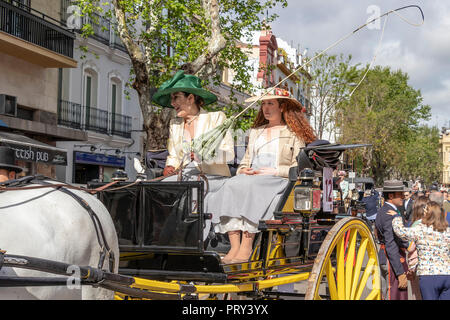 Sevilla, Spanien - 15 April, 2018: Frauen trägt die traditionelle spanische dress up mit Pamela hat in einer Kutsche in Sevilla April Messe (Feria Stockfoto