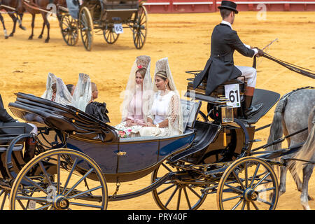 Sevilla, Spanien - 15 April, 2018: Frauen trägt die traditionelle spanische Kopfbedeckung namens Mantilla in einer Kutsche in Sevilla Abril Stockfoto