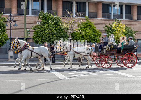 Sevilla, Spanien - 15 April, 2018: Pferdekutsche in Sevilla April Messe (Feria de Abril de Sevilla) Stockfoto