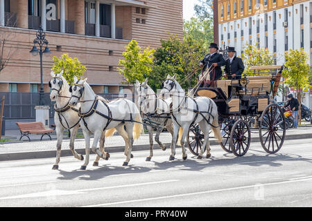 Sevilla, Spanien - 15 April, 2018: Pferdekutsche in Sevilla April Messe (Feria de Abril de Sevilla) Stockfoto