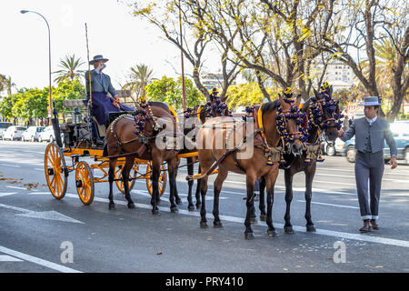 Sevilla, Spanien - 15 April, 2018: Pferdekutsche in Sevilla April Messe (Feria de Abril de Sevilla) Stockfoto