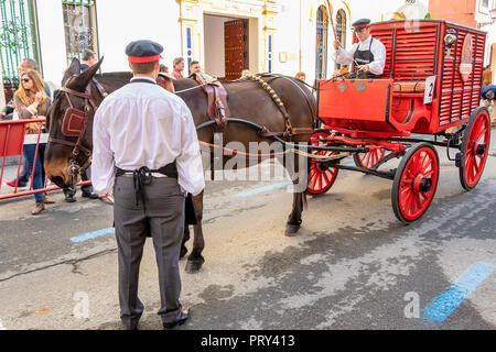 Sevilla, Spanien - 15 April, 2018: Kutsche von Bier Lieferung in Sevilla Abril Stockfoto