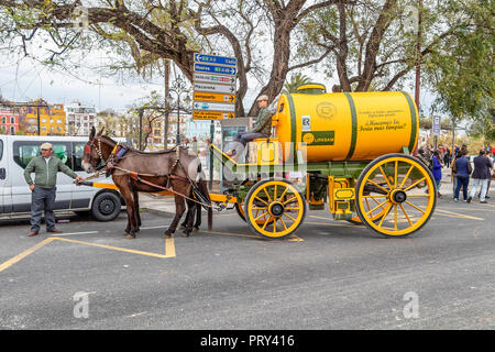 Sevilla, Spanien - 15 April, 2018: Kutsche der Straßen Reinigung Abteilung in Sevilla Abril Stockfoto