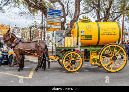Sevilla, Spanien - 15 April, 2018: Kutsche der Straßen Reinigung Abteilung in Sevilla Abril Stockfoto