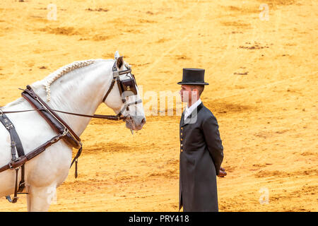 Sevilla, Spanien - 15 April, 2018: Pferdekutsche durch Lakai in Sevilla April Fair gestoppt werden Stockfoto