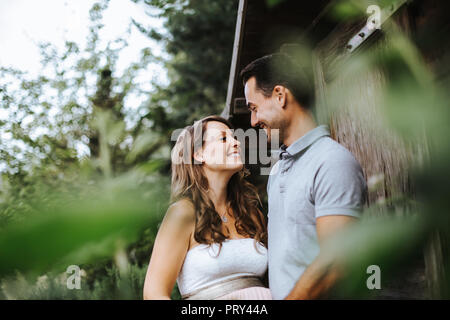 Schwangere Frau und ihr Ehemann teilen einige freudige Momente im Freien Stockfoto