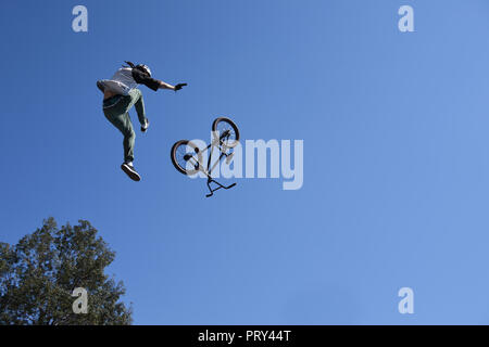 Junger Mann freestyle stunt Radfahrer in den Himmel mit seinem Fahrrad einen Sprung von skate-park Rampe während Sofia Extreme Sports Festival Fliegen Stockfoto