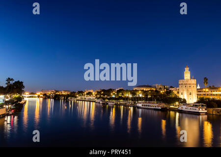 Lange Belichtung Goldene Turm (Torre del Oro) bei Sonnenuntergang von der anderen Seite des Flusses Guadalquivir bei Nacht, Sevilla (Andalusien), Spanien. Stockfoto