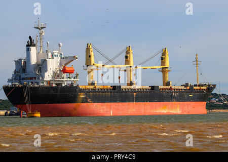 Frachtschiff laden. Logistik und Transport mit Kran brücke im Hafen, Logistik import export Hintergrund und Verkehr, Freigh Stockfoto