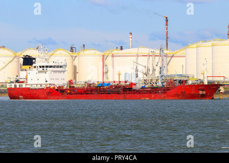 Frachtschiff laden. Logistik und Transport mit Kran brücke im Hafen, Logistik import export Hintergrund und Verkehr, Freigh Stockfoto