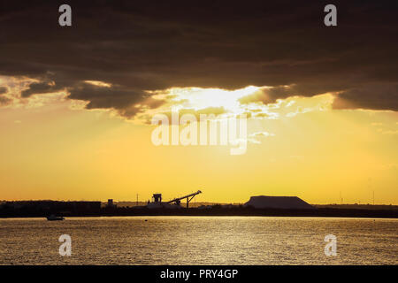 Natürliches Salz producction Durch Wasserverdunstung in 'Marismas del Odiel", bei Sonnenuntergang in Huelva, Andalusien, Spanien Stockfoto