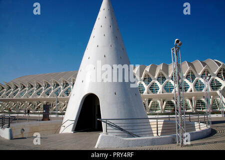 Teepee Skulptur vor dem Science Museum in der Stadt der Künste und der Wissenschaft in Valencia Stockfoto